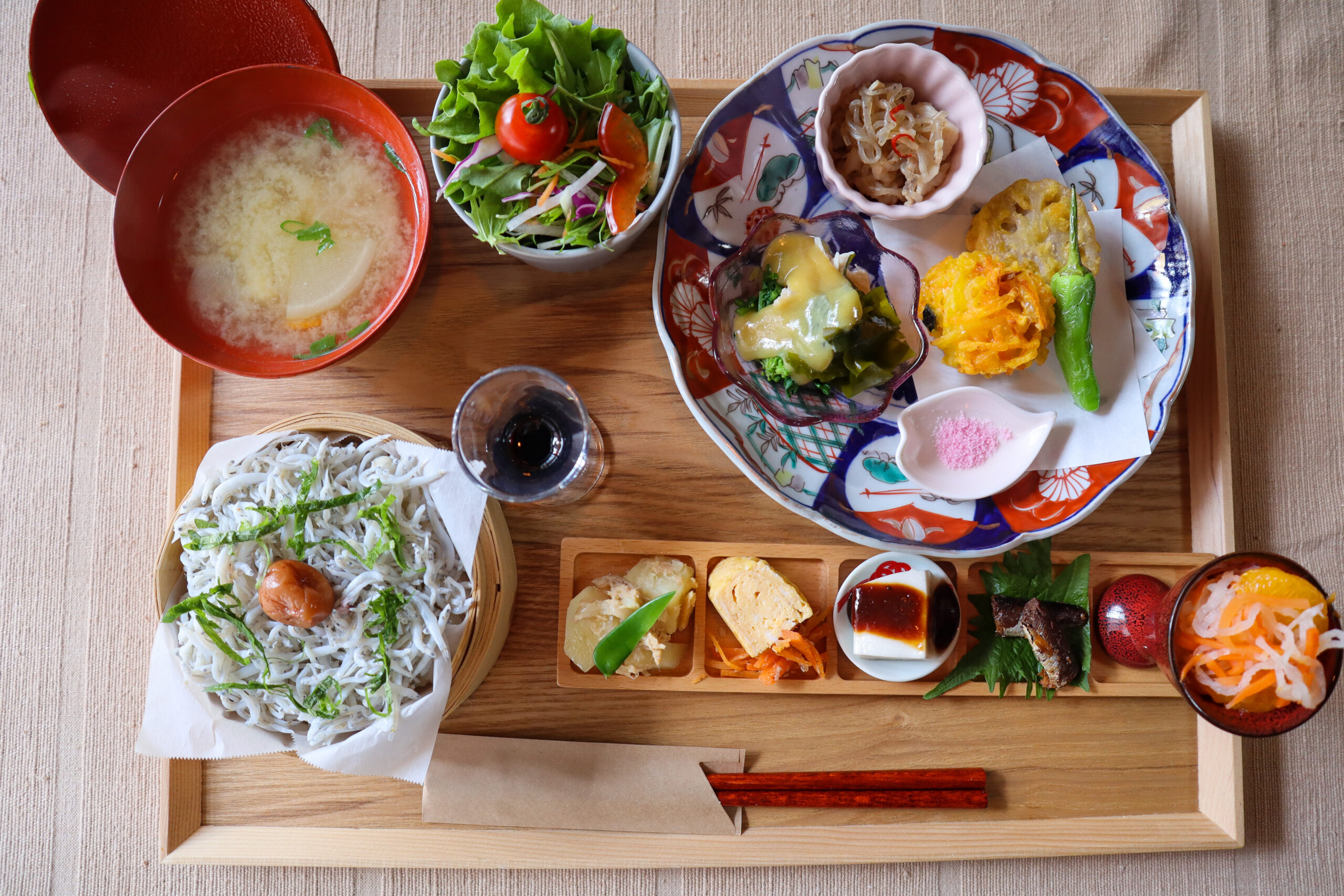 【オジバ商店】おばあちゃん家に遊びに来たような温かみのある古民家カフェ。着物レンタルもできるので、ランチ後の加太観光をさらに楽しめます。