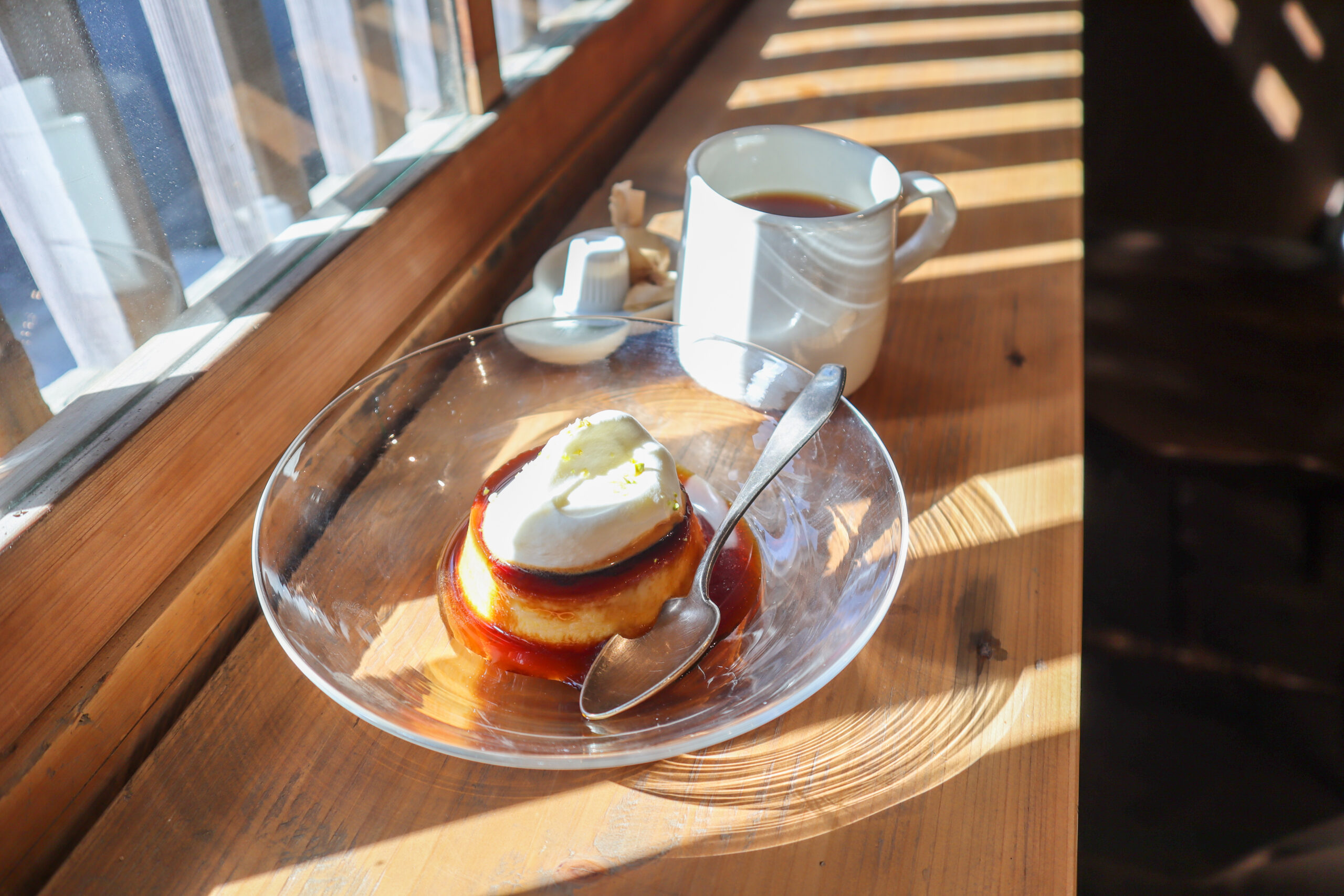 【名前のない喫茶室】「オジバ商店」のシェアショップの1つ。自家製プリンをメインに様々なカフェメニューが提供されています。